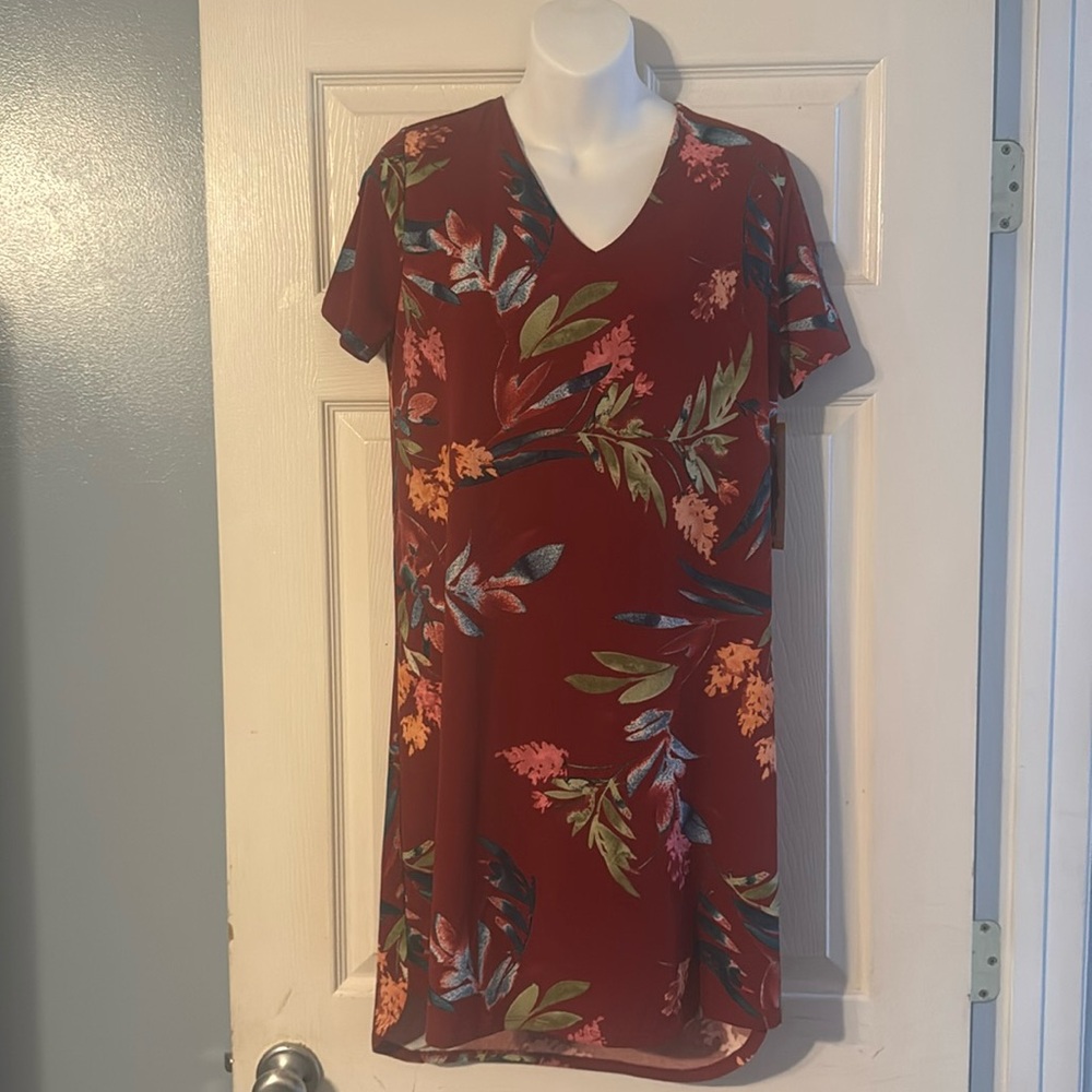 Christian Siriano NWT Burgundy Floral Short Sleeve V-Neck Stretch Knit Dress-MED